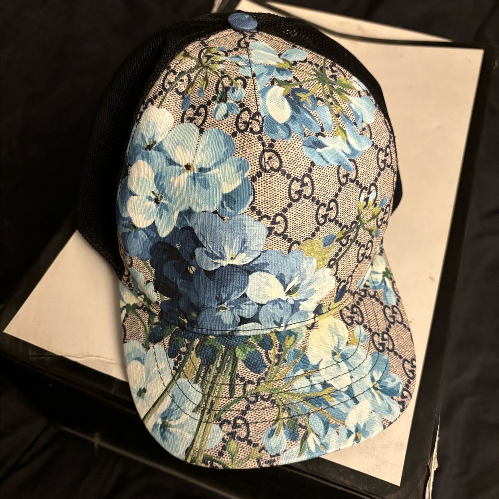Gucci trucker Hat, new condition, adjustable size , black/blue